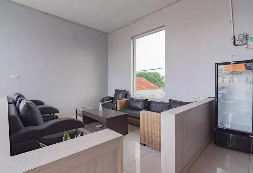 ホテル Reddoorz Plus Syariah @ Tuparev Cirebon 3