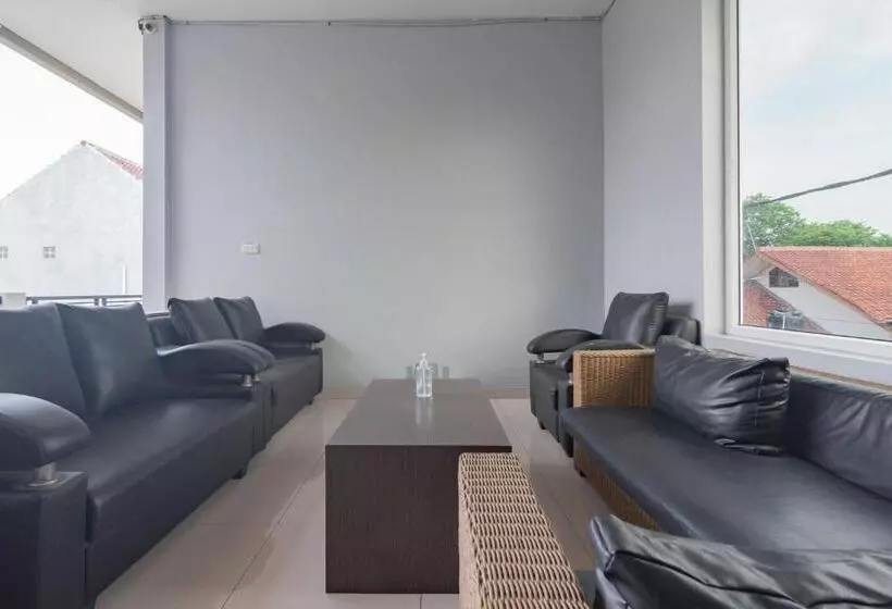 ホテル Reddoorz Plus Syariah @ Tuparev Cirebon 3