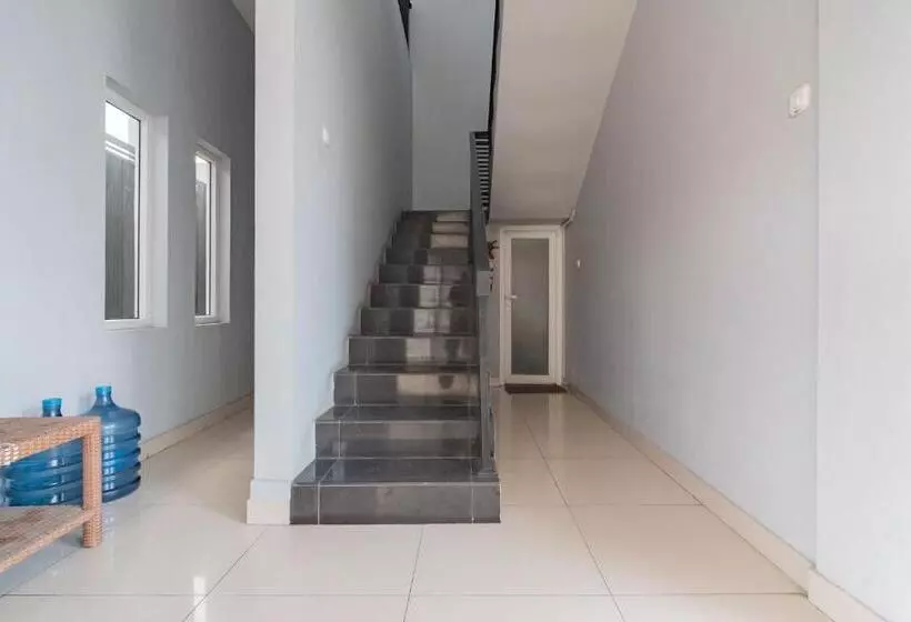 ホテル Reddoorz Plus Syariah @ Tuparev Cirebon 3