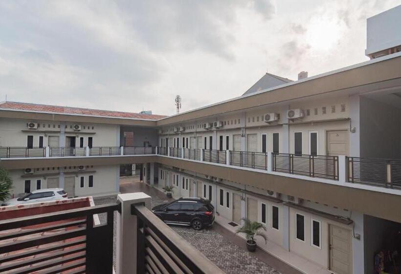 בית מלון כפרי Reddoorz Plus Syariah @ Tuparev Cirebon 3