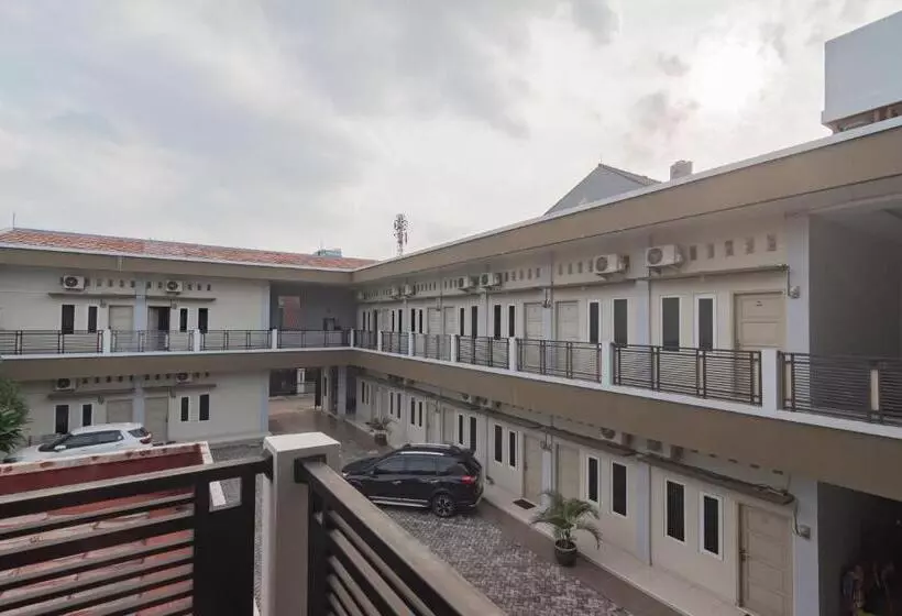 ホテル Reddoorz Plus Syariah @ Tuparev Cirebon 3