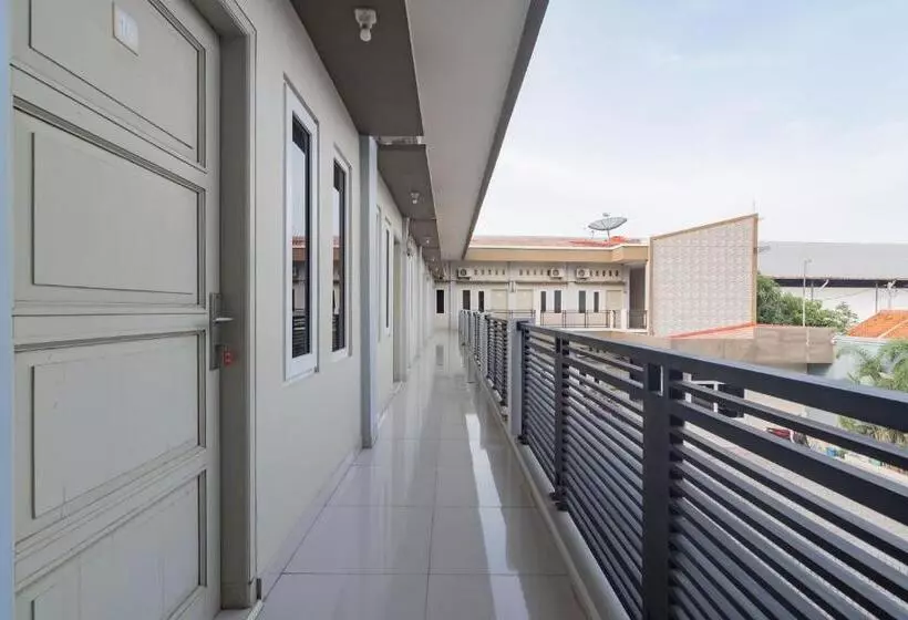 ホテル Reddoorz Plus Syariah @ Tuparev Cirebon 3