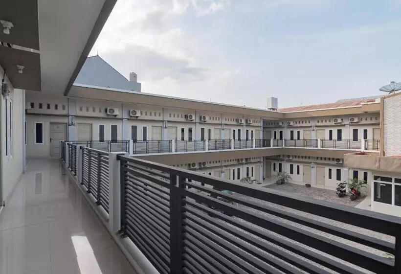 ホテル Reddoorz Plus Syariah @ Tuparev Cirebon 3