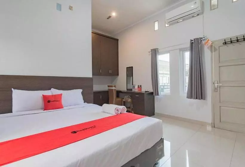 ホテル Reddoorz Plus Syariah @ Tuparev Cirebon 3
