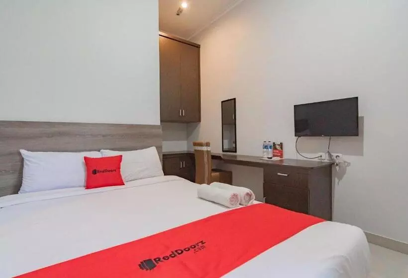 ホテル Reddoorz Plus Syariah @ Tuparev Cirebon 3
