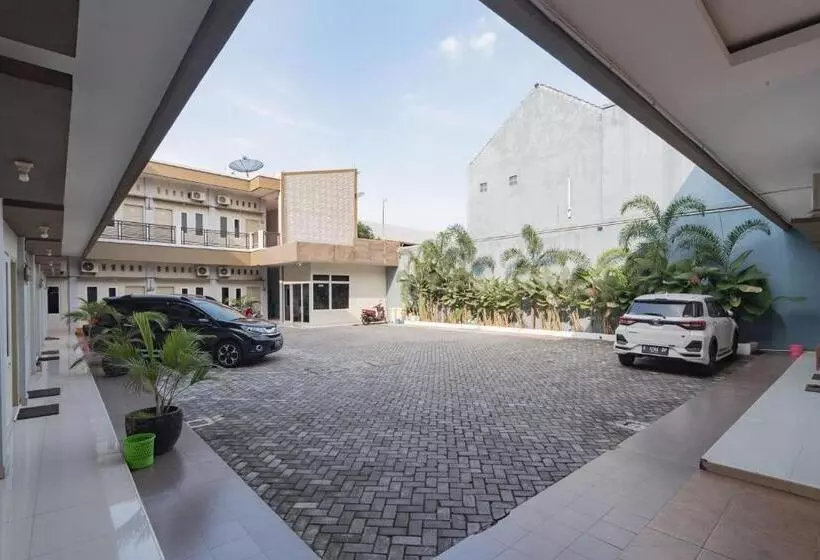 ホテル Reddoorz Plus Syariah @ Tuparev Cirebon 3