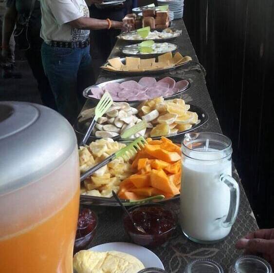 هتل Explorer Lodge