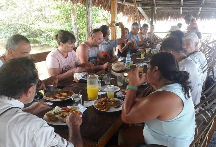 هتل Explorer Lodge