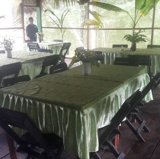 هتل Explorer Lodge