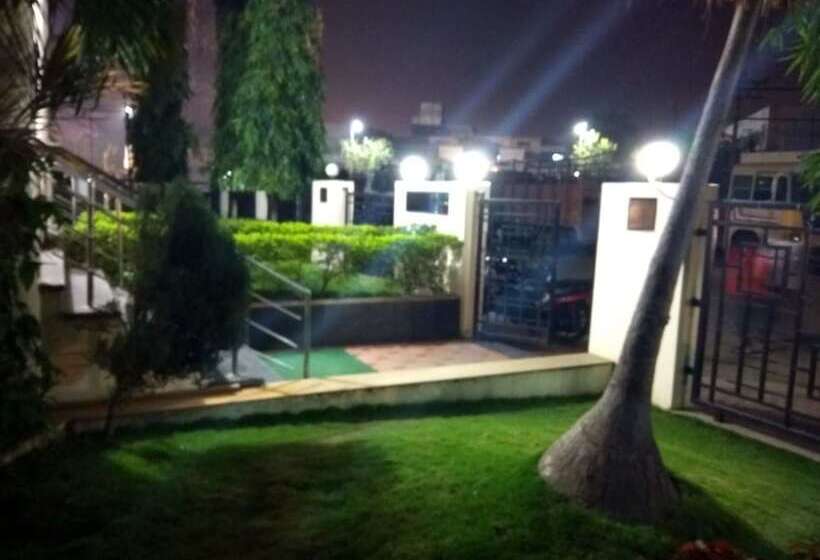 Hotelli Jk Rooms 122 Shaheen Lodging & Boarding