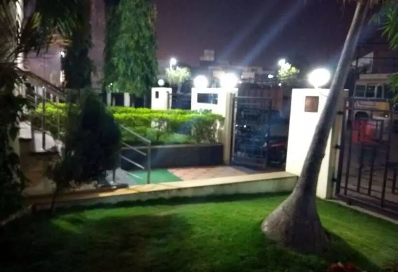 Hotelli Jk Rooms 122 Shaheen Lodging & Boarding