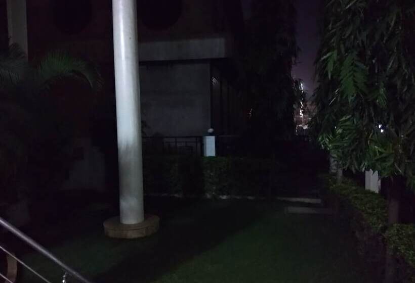 Hotelli Jk Rooms 122 Shaheen Lodging & Boarding