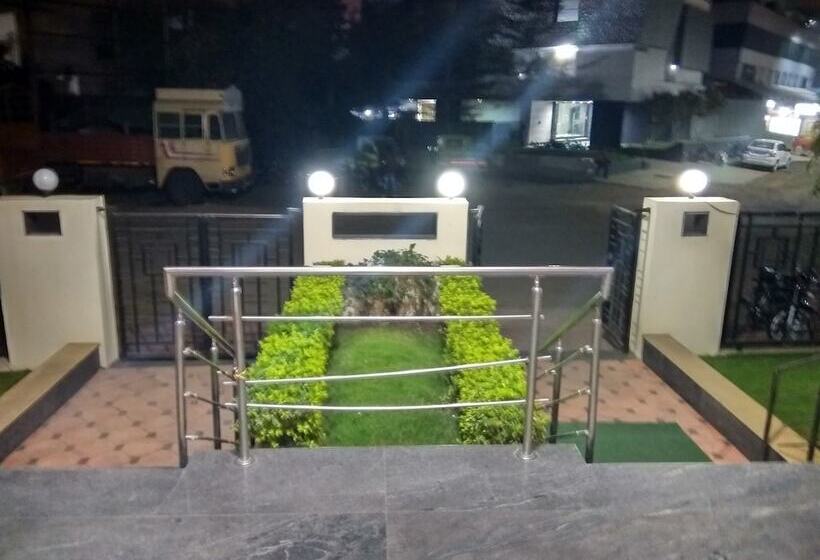 Hotelli Jk Rooms 122 Shaheen Lodging & Boarding