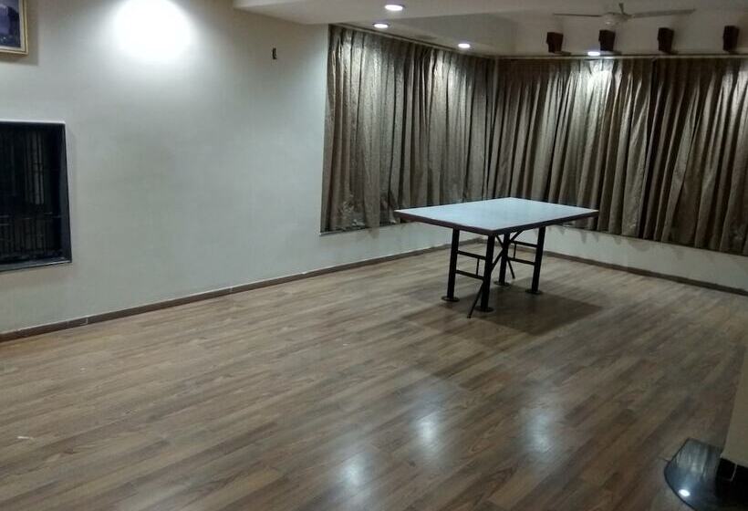 Hotelli Jk Rooms 122 Shaheen Lodging & Boarding