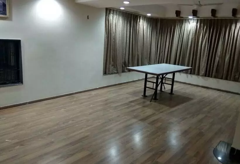 Hotelli Jk Rooms 122 Shaheen Lodging & Boarding