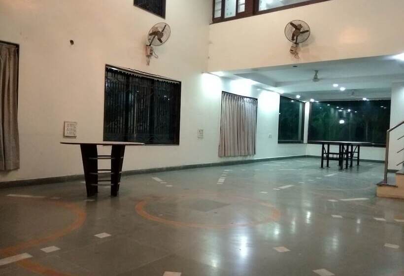 Hotelli Jk Rooms 122 Shaheen Lodging & Boarding