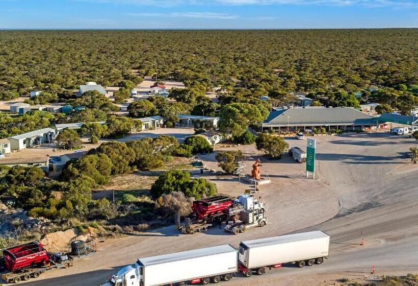 מוטל Border Village Roadhouse