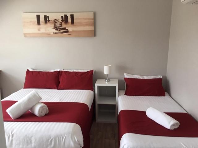 מוטל Border Village Roadhouse