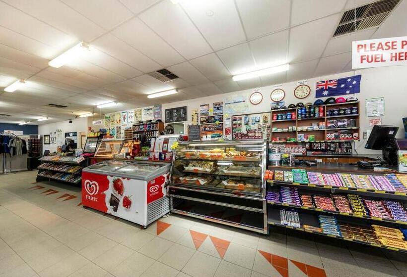 מוטל Border Village Roadhouse