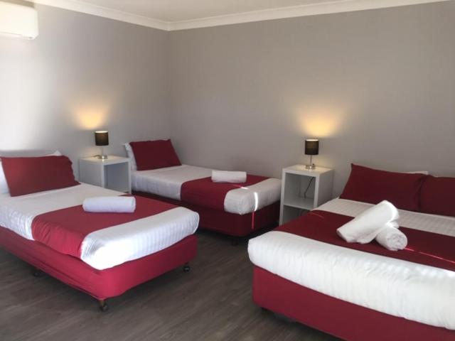 מוטל Border Village Roadhouse