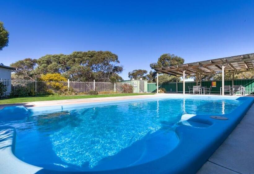 מוטל Border Village Roadhouse