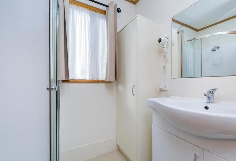 מוטל Border Village Roadhouse