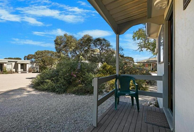 מוטל Border Village Roadhouse