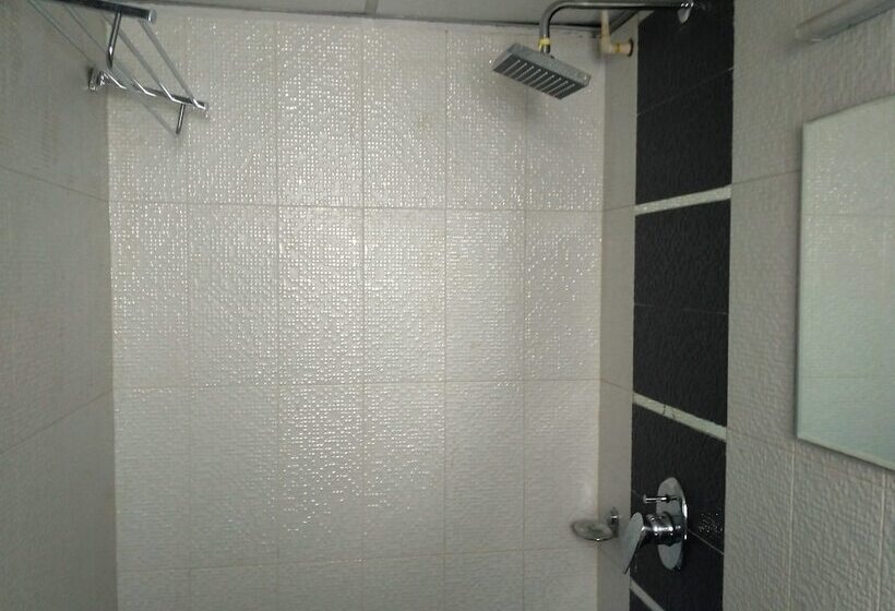 فندق Everest Inn