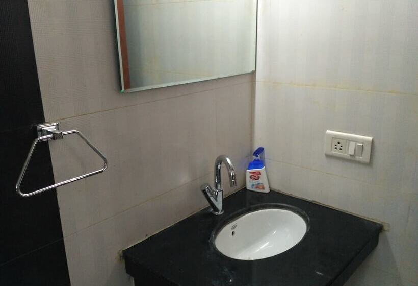 فندق Everest Inn