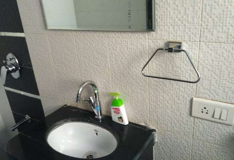 فندق Everest Inn