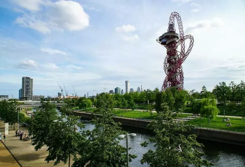 ホテル Snoozebox Olympic Park