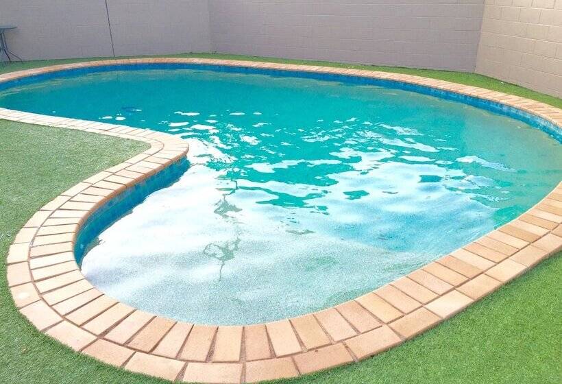 모텔 Country Gardens Motor Inn