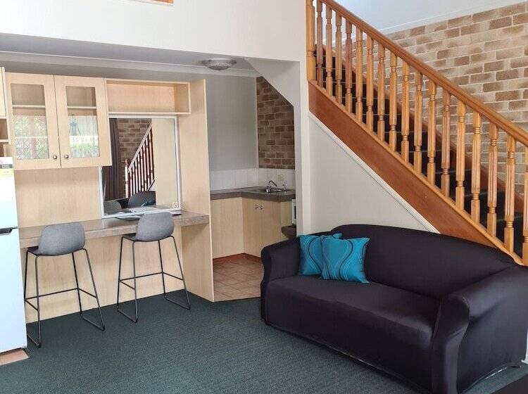 모텔 Country Gardens Motor Inn