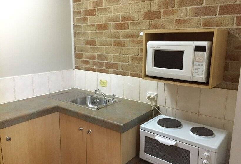 모텔 Country Gardens Motor Inn