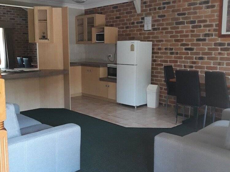 모텔 Country Gardens Motor Inn