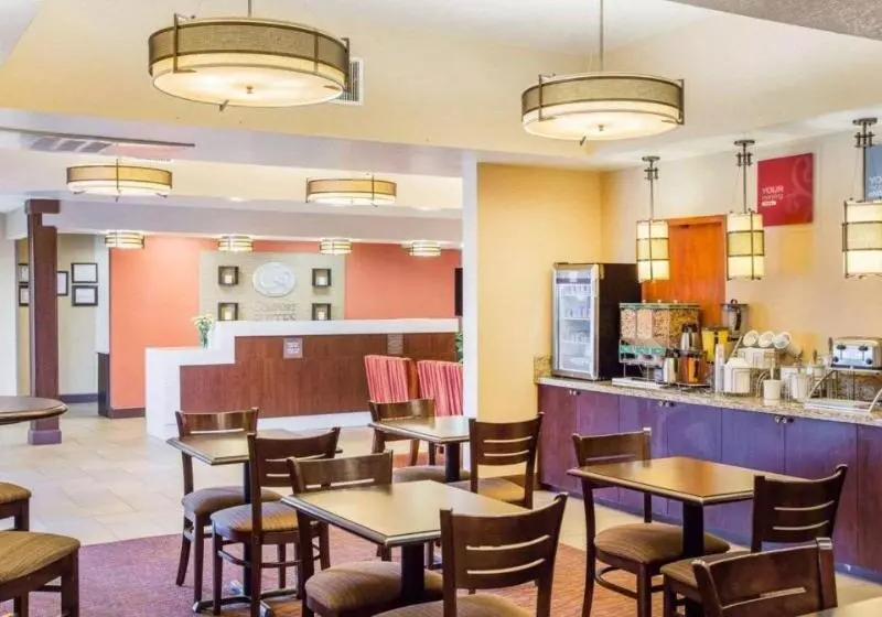 호텔 Comfort Suites