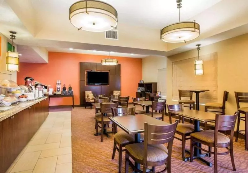 호텔 Comfort Suites