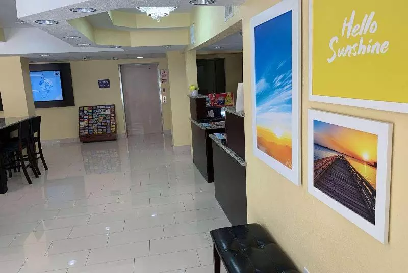 Otel Days Inn & Suites By Wyndham Tampa / Raymond James Stadium