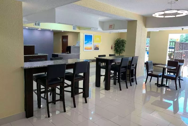Otel Days Inn & Suites By Wyndham Tampa / Raymond James Stadium