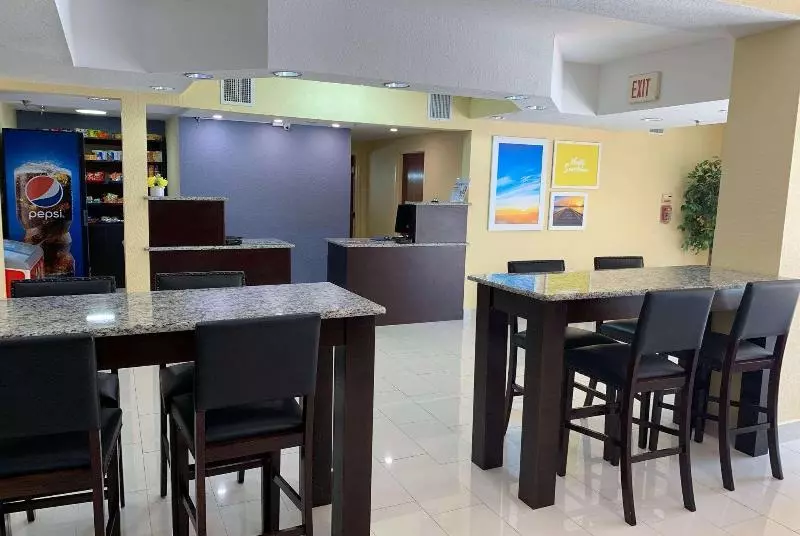 Otel Days Inn & Suites By Wyndham Tampa / Raymond James Stadium