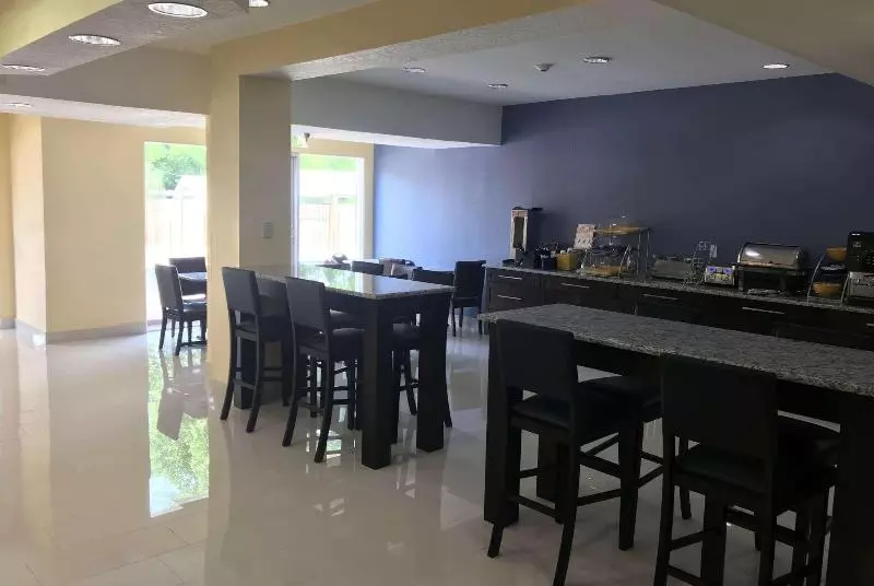 Otel Days Inn & Suites By Wyndham Tampa / Raymond James Stadium