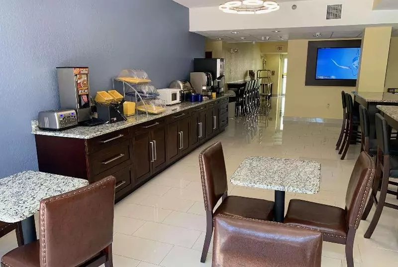 Otel Days Inn & Suites By Wyndham Tampa / Raymond James Stadium