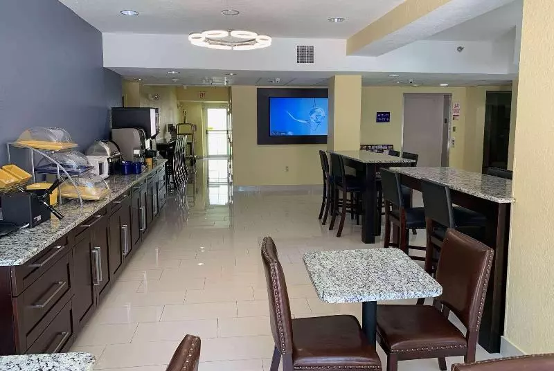 Otel Days Inn & Suites By Wyndham Tampa / Raymond James Stadium