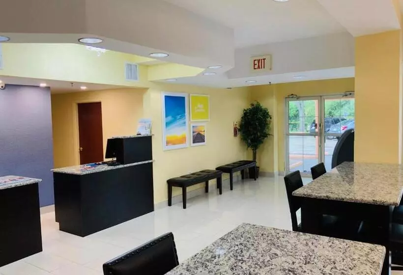 Otel Days Inn & Suites By Wyndham Tampa / Raymond James Stadium