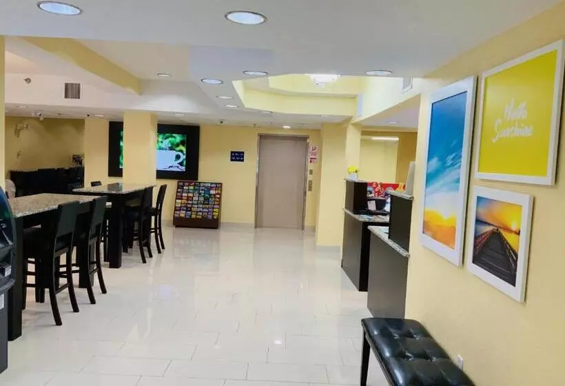 Otel Days Inn & Suites By Wyndham Tampa / Raymond James Stadium