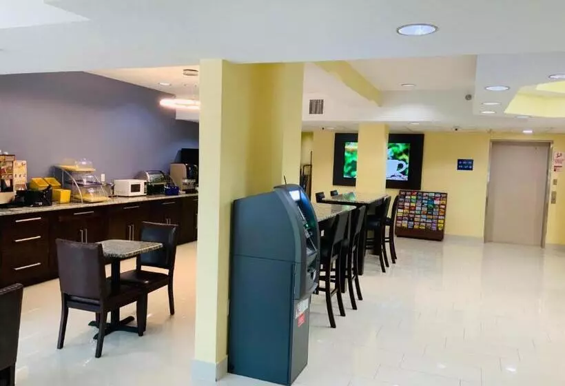 Otel Days Inn & Suites By Wyndham Tampa / Raymond James Stadium