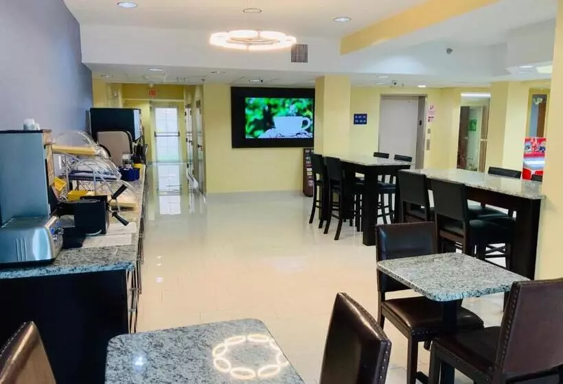 Otel Days Inn & Suites By Wyndham Tampa / Raymond James Stadium