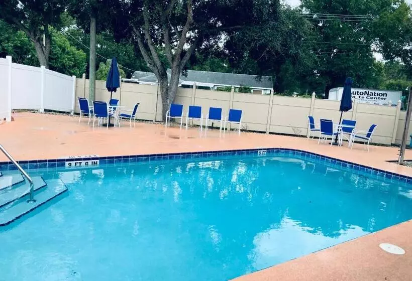 Otel Days Inn & Suites By Wyndham Tampa / Raymond James Stadium