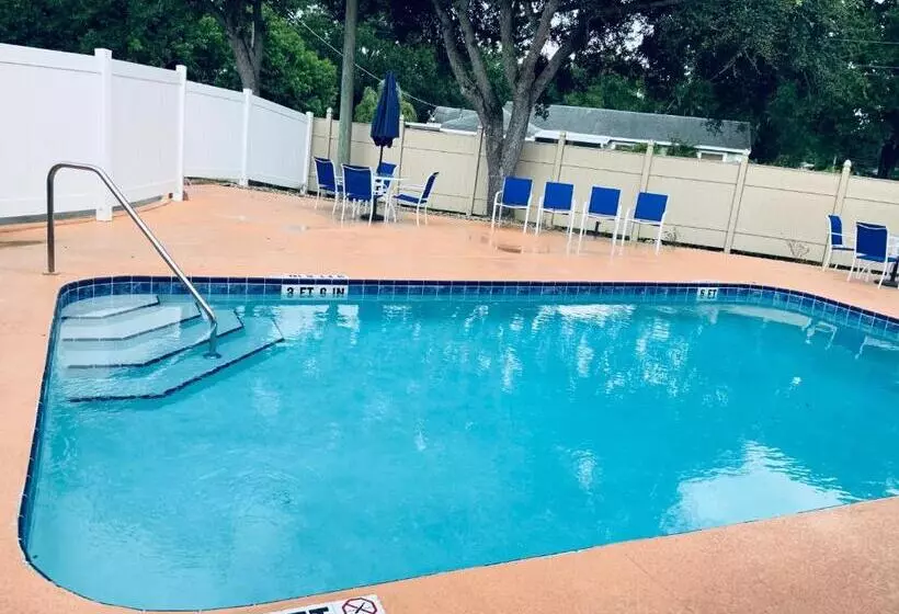 Otel Days Inn & Suites By Wyndham Tampa / Raymond James Stadium