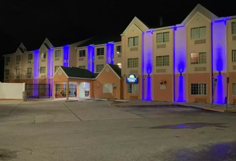 Otel Days Inn & Suites By Wyndham Tampa / Raymond James Stadium